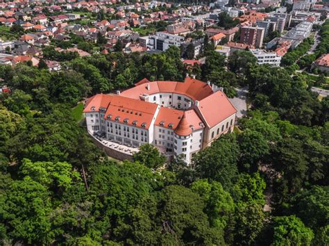 Foto zámku Šimák v Pezinku