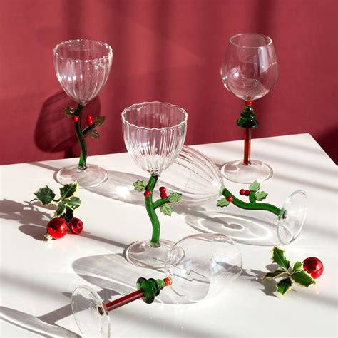 Detail bavlneného vianočného obrusu s perníčkovým motívom