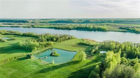 Tematické foto ranča s jazerom a koníkmi