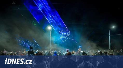 Ilustračná fotka bazénovej párty s laserovou show a ľuďmi v bazéne