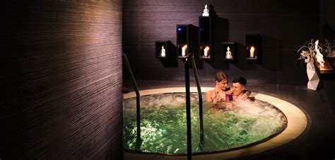 Interiér bazénov Blue Sapphire s chromoterapiou a laserovou show