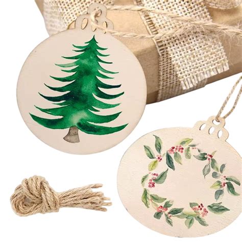 Inšpiratívna koláž prírodných vianočných dekorácií a ručne vyrobených ozdôb na stromček