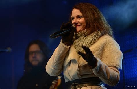 Tematické foto: Dáša Kostovčík spieva na koncerte alebo v štúdiu