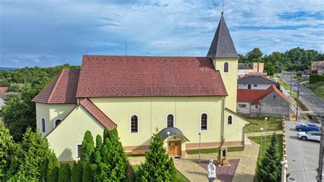 Fotografia farského Kostola svätého Ondreja v Ružomberku počas odpustu