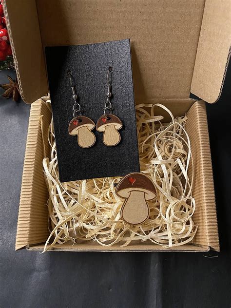 fotografia ručne maľovaných kamenných menoviek a jednoduchých mašličkových pierok