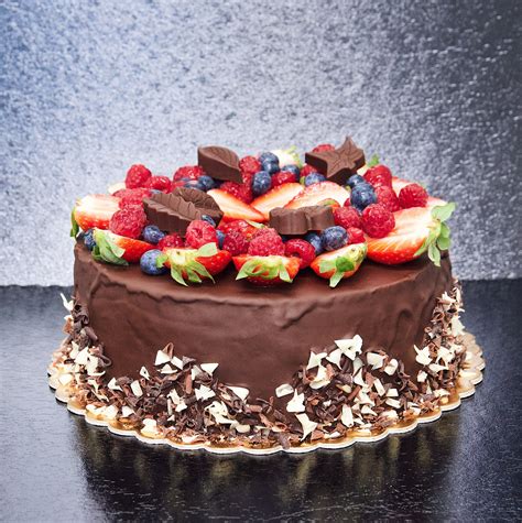 kreatívna narodeninová torta zdobená ovocím a čokoládovými prvkami