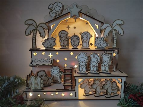 Drevený betlehem svietnik s LED osvetlením na okne