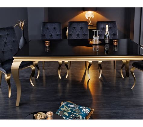 Ukážka slávnostne prestretého stola s dekoráciami v štýle Black & Gold