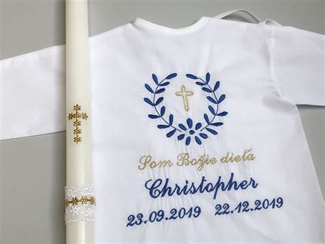Ilustrácia obradu krstu v kostole: kňaz, dieťa, krstná svieca a biela košieľka