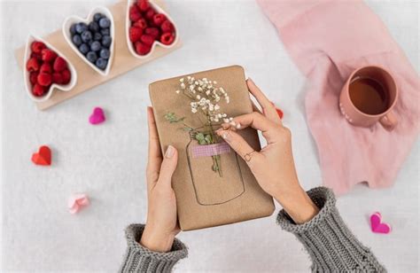 deti vyrábajú valentínske prianie s pastelkami a lepidlom