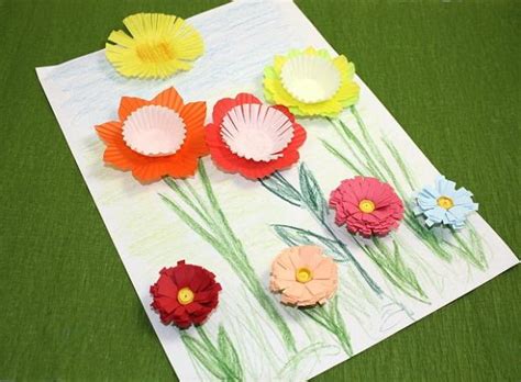 kolekcia ručne vyrábaných papierových darčekov (pohľadnice, krabičky, kvety)