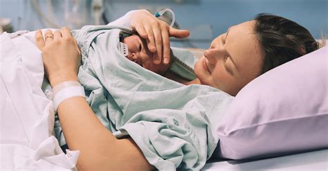 Vajna Tímea po pôrode, s bruchom, ktoré sa sťahuje