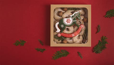 Ukážka ručne vyrobenej darčekovej krabice na vianočné pečivo