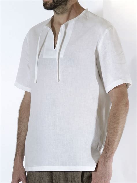 Koláž outfitov pre ženícha bez saka: Vesta a košeľa, chino nohavice s vestou, ľanová košeľa s elegantnými doplnkami.