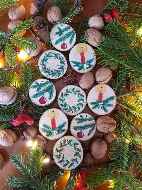 Inšpiratívna koláž vianočnej výzdoby kombinujúca prírodné materiály, drevené ozdoby a jemné svetlá v rustikálnom a škandinávskom duchu