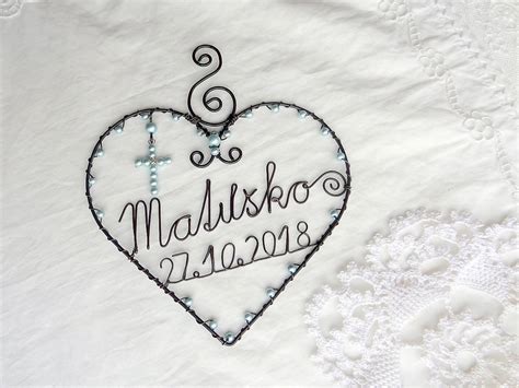 Detail vyšívanej krstovej košieľky s menom a dátumom