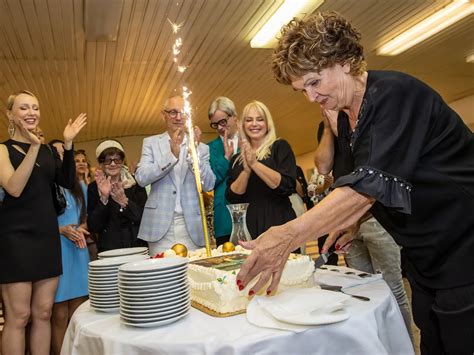 Ilustračná fotografia oslávenca pri krájaní torty