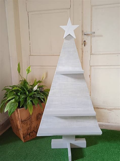 Drevený stromček s poličkami na dekorácie