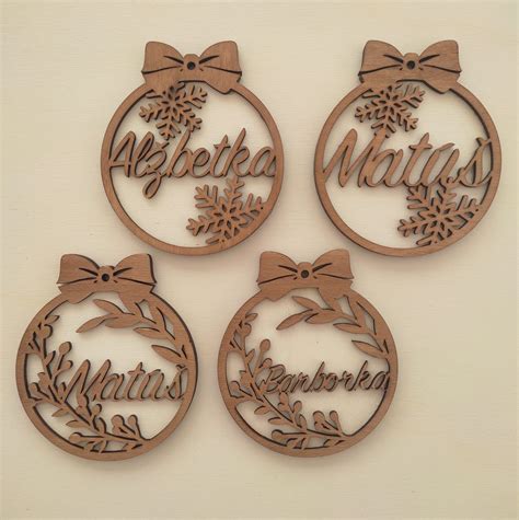 Deti maľujú drevené vianočné ozdoby a zdobia ich trblietkami