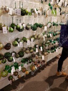 Moderné drevené vianočné ozdoby v bielej a zlatej farbe