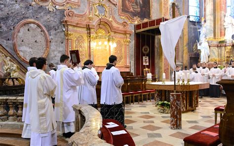 Schéma symboliky chleba v liturgii: od manny na púšti cez Poslednú večeru až po dnešnú Eucharistiu
