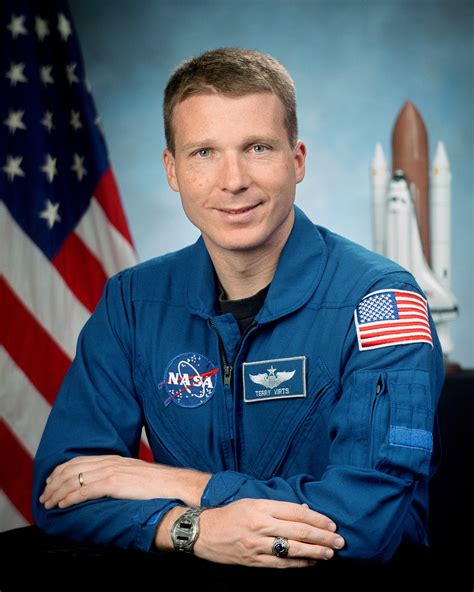 Astronaut NASA Terry W. Virts vykonávajúci vulkánsky pozdrav na Medzinárodnej vesmírnej stanici