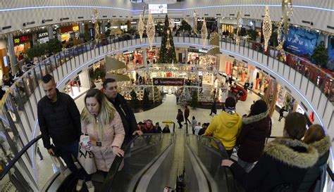 fotografia rušného nákupného centra pred sviatkami