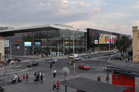 fotografia vianočne vyzdobeného nákupného centra Mlyny v Nitre