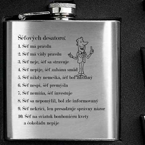 kolektív odovzdávajúci vtipný darček čerstvému dôchodcovi v kancelárii