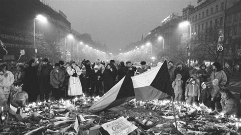 Ilustračné foto: Občania pri tankoch na Václavskom námestí v auguste 1968