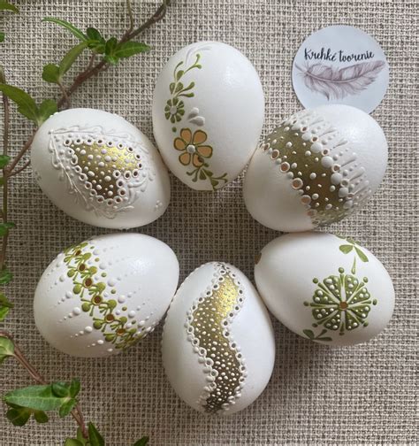 Súbor tradičných veľkonočných symbolov: kraslice, korbáč a jarné kvety