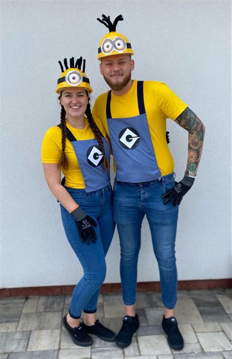 Dospelý v DIY Minion kostýme so žltým tričkom, rifľami a kartónovými okuliarmi