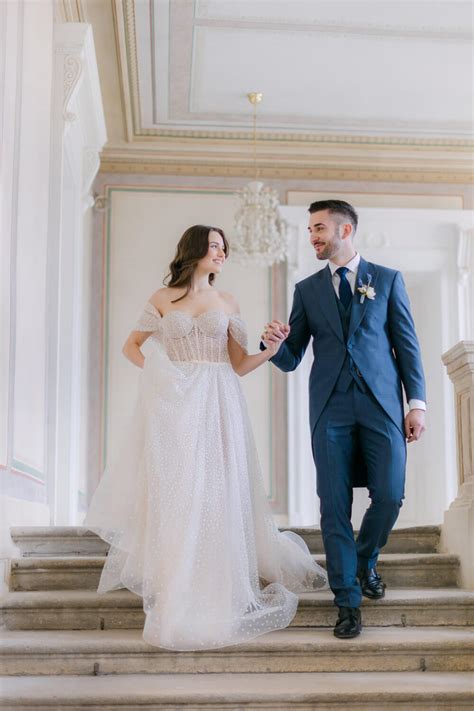 Záber zo svadobného obradu v Strahovskom kláštore, kde novomanželia pózujú v romantickej záhrade.