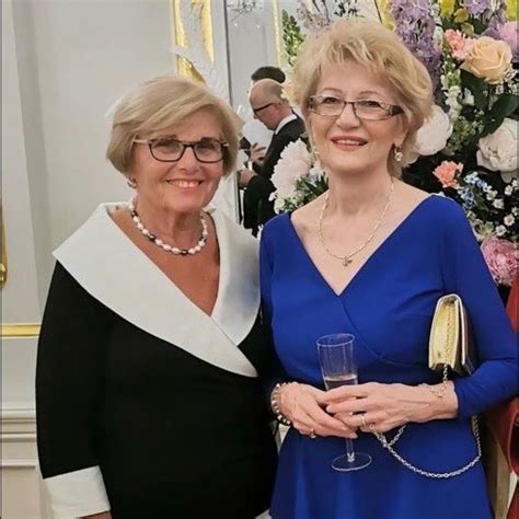 Grace a jej priateľka Bailey pred starožitníctvom