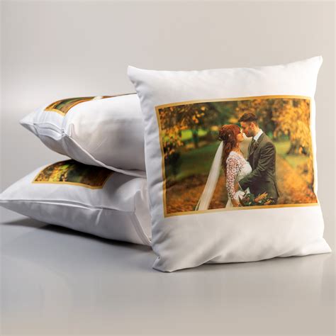 ukážka personalizovaných darčekov ako vankúš s fotkou a hrnček s potlačou