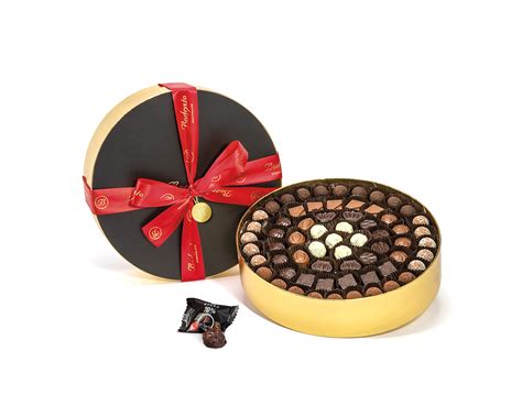 výber ručne vyrábaných praliniek v elegantnej darčekovej krabičke