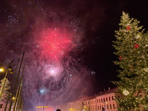 Tematické foto silvestrovskej oslavy s ohňostrojom na námestí