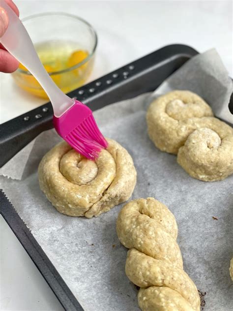 Foto cesta v mise počas kysnutia, prikryté utierkou