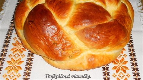 Upletená vianočka potretá bielkom pripravená na pečenie