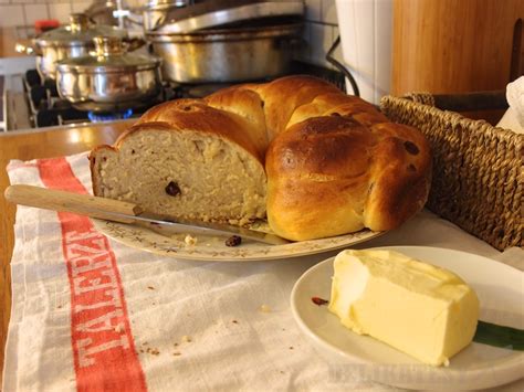 Hotová, zlatohnedá vianočka na tanieri s maslom a džemom