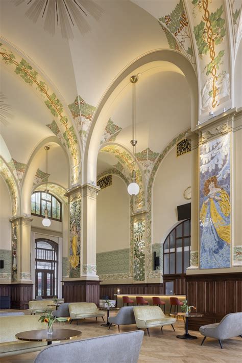 Zámok v Pezinku, interiér spoločenskej sály s prípravou na akciu