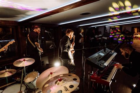 DJ s mikrofónom zabáva svadobných hostí a novomanželov