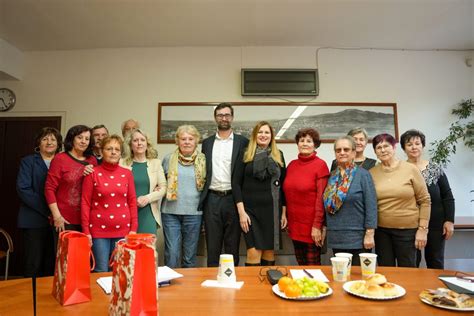 Fotografia z akcie pre seniorov s primátorom mesta a jubilantmi.