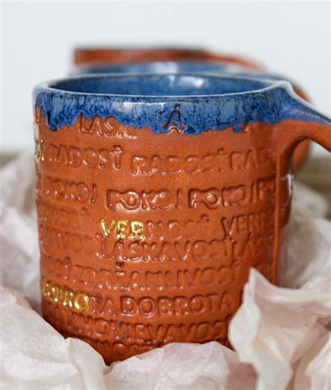 Ukážka ručne vyrábaného keramického hrnčeka