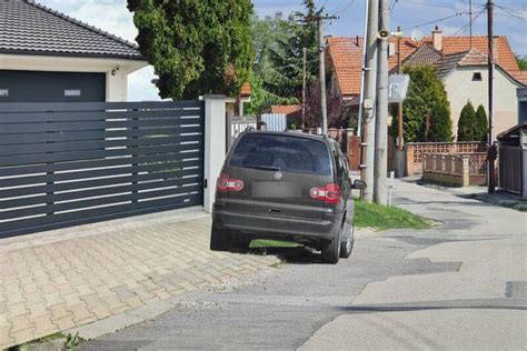 Fotografia spokojného klienta pred zatepleným domom