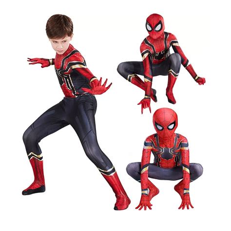 Detailný záber na detský kostým Spiderman s textilnou maskou a vzorom pavučiny