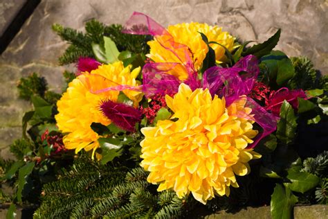 Fotografia tradičného aranžmánu z čerstvých kvetov a vencov na hrobe