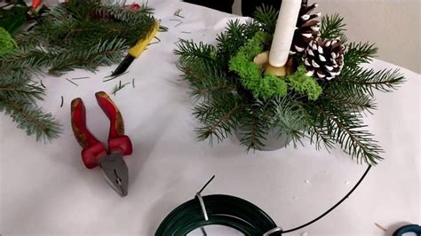 Detailné zobrazenie lepenia guličiek na základňu svietnika