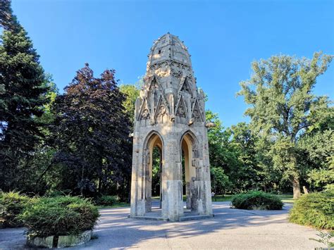 Romantický historický park s alejami a zákutiami