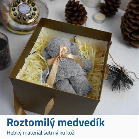 fotografia starostlivo zabaleného darčekového koša s mašľou